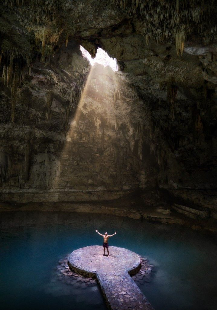 Marcher UP au fond de la grotte